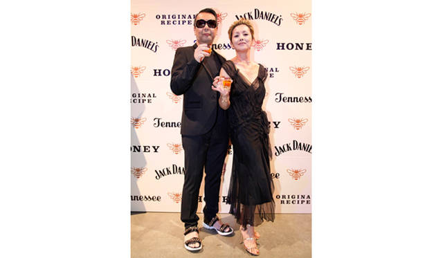 会場には、女優の夏木マリさん（右）と斉藤ノヴさん夫妻も登場