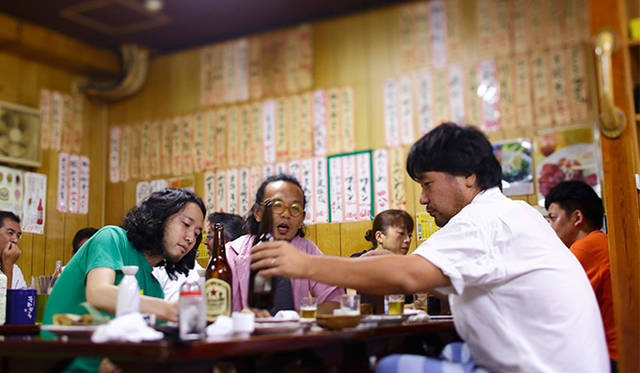 <strong>角田陽太｜東京浪漫酒場</strong>　中目黒「藤八」　座敷。近所の飲み仲間3人、角田陽太（左）、建築家・長坂常さん（中）、デザイナー・倉本 仁さん（右）