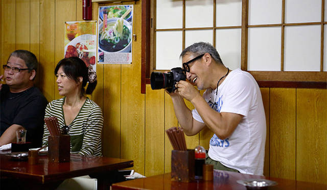 <strong>角田陽太｜東京浪漫酒場</strong>　中目黒「藤八」　今回の写真家の中道 淳さん。近所にオフィスがある中目黒の有名人