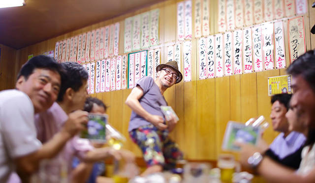 <strong>角田陽太｜東京浪漫酒場</strong>　中目黒「藤八」　奥の座敷には団体で予約する常連客も多い