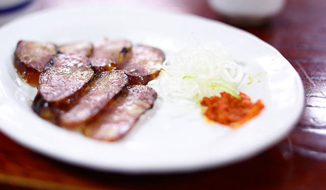 <strong>角田陽太｜東京浪漫酒場</strong>　中目黒「藤八」　店特製の腸詰。味噌の香り立つ一品でビールや日本酒、ワインにもよく合う