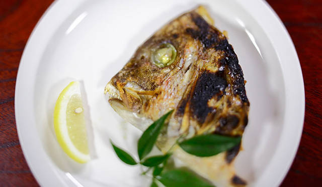 <strong>角田陽太｜東京浪漫酒場</strong>　中目黒「藤八」　鯛のカブト焼。ほほ肉などをつついて食べる