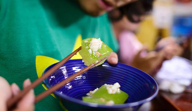 <strong>角田陽太｜東京浪漫酒場</strong>　中目黒「藤八」　冬瓜にエビそぼろを添えて。ちなみに冬の瓜と書いても旬は夏