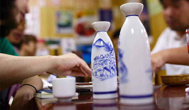 <strong>角田陽太｜東京浪漫酒場</strong>　中目黒「藤八」　とっくりは誰もが頭に思い浮かべる“The とっくり”の形状で安心感がある