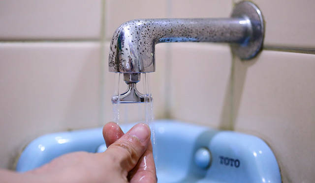 <strong>角田陽太｜東京浪漫酒場</strong>　中目黒「藤八」　トイレの蛇口。昔のタイプのもので水栓が口の下についていることにより、省スペースかつ衛生的