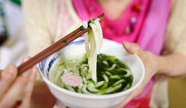 <strong>角田陽太｜東京浪漫酒場</strong>　中目黒「藤八」　　〆にはうどん。写真ののりや明太子などお好みに合わせて