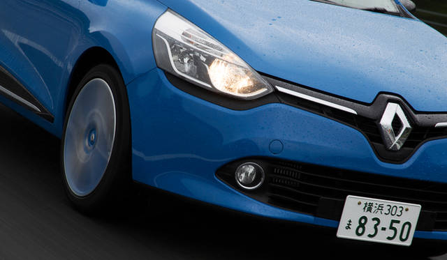 オプションの「パック・クルール」を選択すると、ボディカラーに応じた色をあしらったアルミホイールをはじめ、ダッシュボードやシートなどに特別なカラーリングがほどこされる