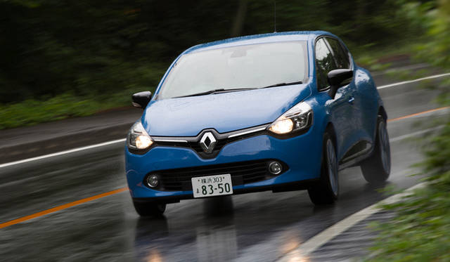 オプションの「パック・クルール」を選択すると、ボディカラーに応じた色をあしらったアルミホイールをはじめ、ダッシュボードやシートなどに特別なカラーリングがほどこされる