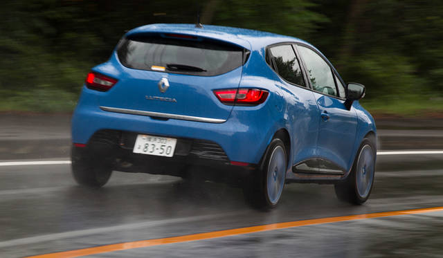 オプションの「パック・クルール」を選択すると、ボディカラーに応じた色をあしらったアルミホイールをはじめ、ダッシュボードやシートなどに特別なカラーリングがほどこされる