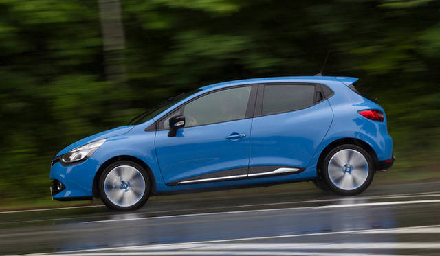 オプションの「パック・クルール」を選択すると、ボディカラーに応じた色をあしらったアルミホイールをはじめ、ダッシュボードやシートなどに特別なカラーリングがほどこされる