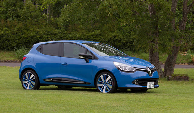 オプションの「パック・クルール」を選択すると、ボディカラーに応じた色をあしらったアルミホイールをはじめ、ダッシュボードやシートなどに特別なカラーリングがほどこされる