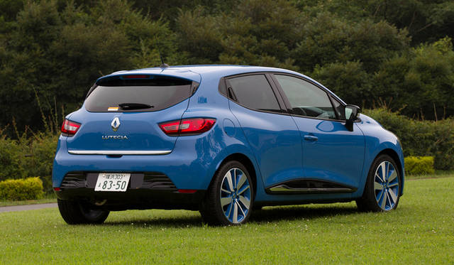 オプションの「パック・クルール」を選択すると、ボディカラーに応じた色をあしらったアルミホイールをはじめ、ダッシュボードやシートなどに特別なカラーリングがほどこされる