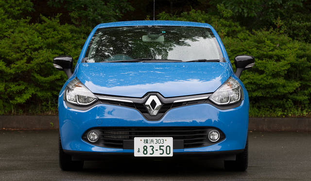 オプションの「パック・クルール」を選択すると、ボディカラーに応じた色をあしらったアルミホイールをはじめ、ダッシュボードやシートなどに特別なカラーリングがほどこされる