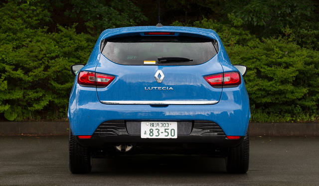 オプションの「パック・クルール」を選択すると、ボディカラーに応じた色をあしらったアルミホイールをはじめ、ダッシュボードやシートなどに特別なカラーリングがほどこされる