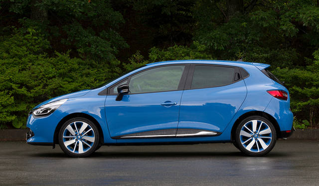 オプションの「パック・クルール」を選択すると、ボディカラーに応じた色をあしらったアルミホイールをはじめ、ダッシュボードやシートなどに特別なカラーリングがほどこされる