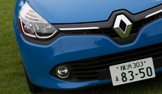 オプションの「パック・クルール」を選択すると、ボディカラーに応じた色をあしらったアルミホイールをはじめ、ダッシュボードやシートなどに特別なカラーリングがほどこされる