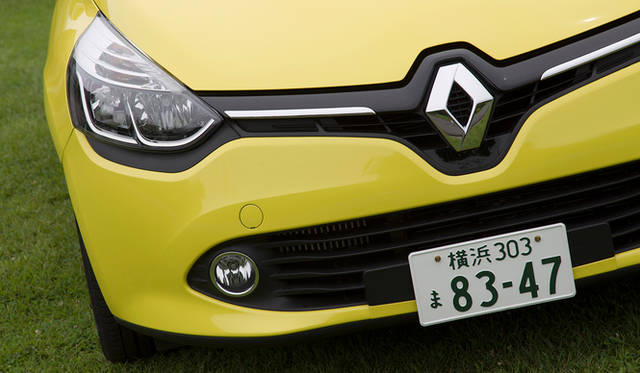 オプションの「パック・クルール」を選択すると、ボディカラーに応じた色をあしらったアルミホイールをはじめ、ダッシュボードやシートなどに特別なカラーリングがほどこされる