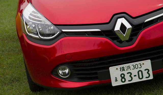 オプションの「パック・クルール」を選択すると、ボディカラーに応じた色をあしらったアルミホイールをはじめ、ダッシュボードやシートなどに特別なカラーリングがほどこされる