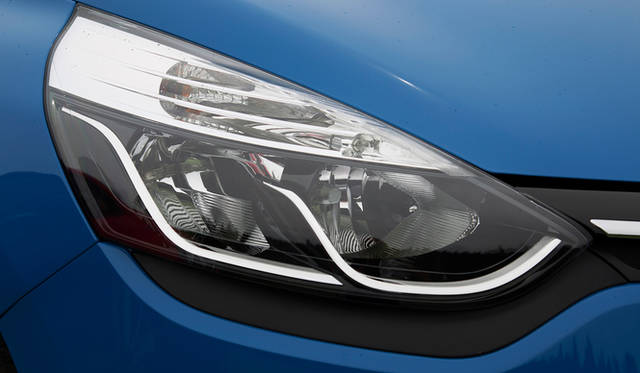 オプションの「パック・クルール」を選択すると、ボディカラーに応じた色をあしらったアルミホイールをはじめ、ダッシュボードやシートなどに特別なカラーリングがほどこされる