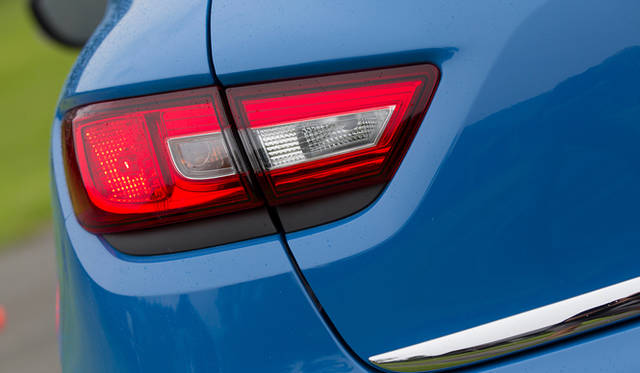 オプションの「パック・クルール」を選択すると、ボディカラーに応じた色をあしらったアルミホイールをはじめ、ダッシュボードやシートなどに特別なカラーリングがほどこされる