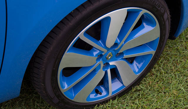 オプションの「パック・クルール」を選択すると、ボディカラーに応じた色をあしらったアルミホイールをはじめ、ダッシュボードやシートなどに特別なカラーリングがほどこされる