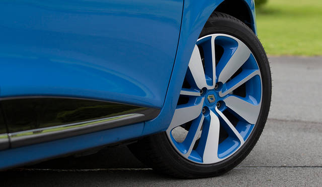 オプションの「パック・クルール」を選択すると、ボディカラーに応じた色をあしらったアルミホイールをはじめ、ダッシュボードやシートなどに特別なカラーリングがほどこされる