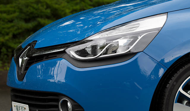 オプションの「パック・クルール」を選択すると、ボディカラーに応じた色をあしらったアルミホイールをはじめ、ダッシュボードやシートなどに特別なカラーリングがほどこされる