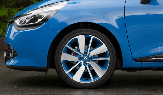 オプションの「パック・クルール」を選択すると、ボディカラーに応じた色をあしらったアルミホイールをはじめ、ダッシュボードやシートなどに特別なカラーリングがほどこされる