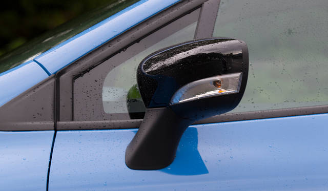 オプションの「パック・クルール」を選択すると、ボディカラーに応じた色をあしらったアルミホイールをはじめ、ダッシュボードやシートなどに特別なカラーリングがほどこされる