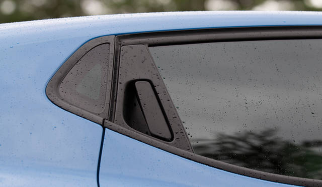 オプションの「パック・クルール」を選択すると、ボディカラーに応じた色をあしらったアルミホイールをはじめ、ダッシュボードやシートなどに特別なカラーリングがほどこされる