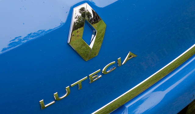 オプションの「パック・クルール」を選択すると、ボディカラーに応じた色をあしらったアルミホイールをはじめ、ダッシュボードやシートなどに特別なカラーリングがほどこされる