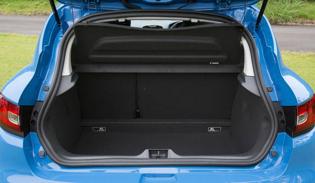 オプションの「パック・クルール」を選択すると、ボディカラーに応じた色をあしらったアルミホイールをはじめ、ダッシュボードやシートなどに特別なカラーリングがほどこされる