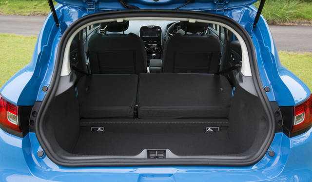 オプションの「パック・クルール」を選択すると、ボディカラーに応じた色をあしらったアルミホイールをはじめ、ダッシュボードやシートなどに特別なカラーリングがほどこされる