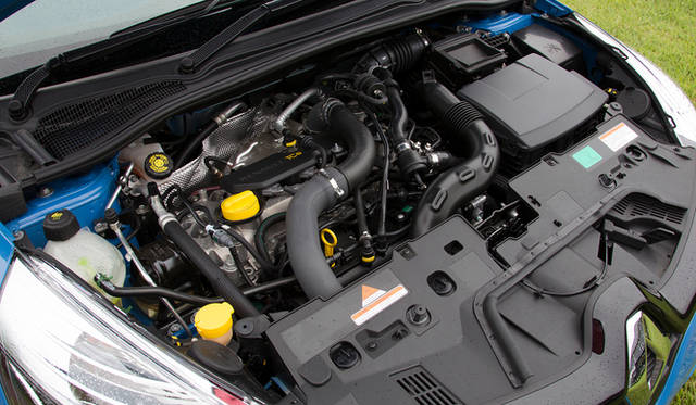 オプションの「パック・クルール」を選択すると、ボディカラーに応じた色をあしらったアルミホイールをはじめ、ダッシュボードやシートなどに特別なカラーリングがほどこされる