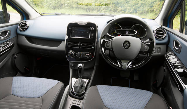 オプションの「パック・クルール」を選択すると、ボディカラーに応じた色をあしらったアルミホイールをはじめ、ダッシュボードやシートなどに特別なカラーリングがほどこされる