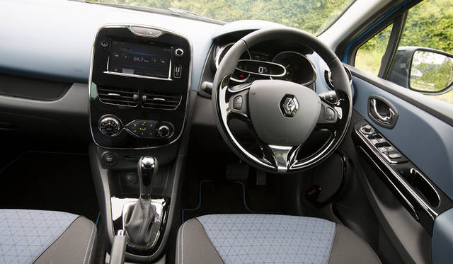 オプションの「パック・クルール」を選択すると、ボディカラーに応じた色をあしらったアルミホイールをはじめ、ダッシュボードやシートなどに特別なカラーリングがほどこされる