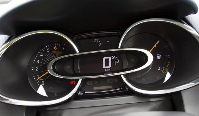 オプションの「パック・クルール」を選択すると、ボディカラーに応じた色をあしらったアルミホイールをはじめ、ダッシュボードやシートなどに特別なカラーリングがほどこされる