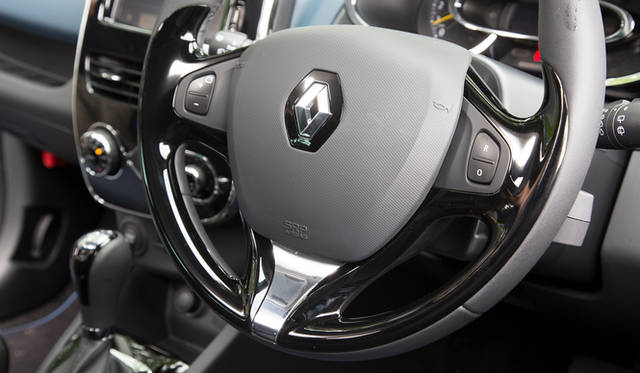 オプションの「パック・クルール」を選択すると、ボディカラーに応じた色をあしらったアルミホイールをはじめ、ダッシュボードやシートなどに特別なカラーリングがほどこされる