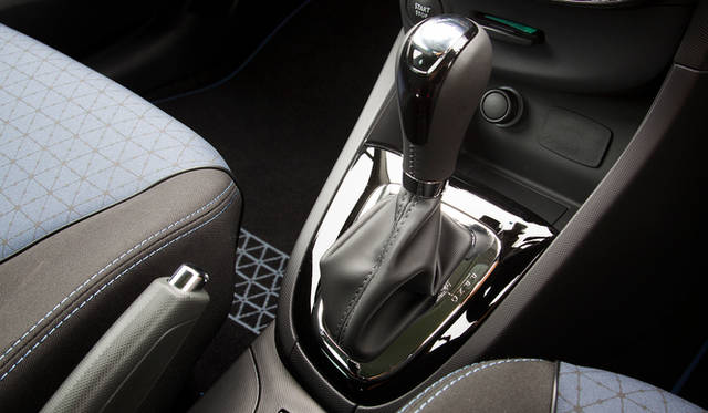 オプションの「パック・クルール」を選択すると、ボディカラーに応じた色をあしらったアルミホイールをはじめ、ダッシュボードやシートなどに特別なカラーリングがほどこされる