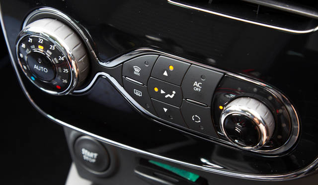 オプションの「パック・クルール」を選択すると、ボディカラーに応じた色をあしらったアルミホイールをはじめ、ダッシュボードやシートなどに特別なカラーリングがほどこされる