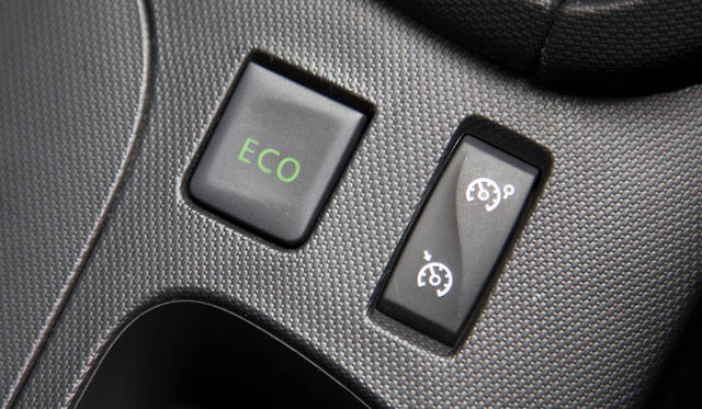 オプションの「パック・クルール」を選択すると、ボディカラーに応じた色をあしらったアルミホイールをはじめ、ダッシュボードやシートなどに特別なカラーリングがほどこされる