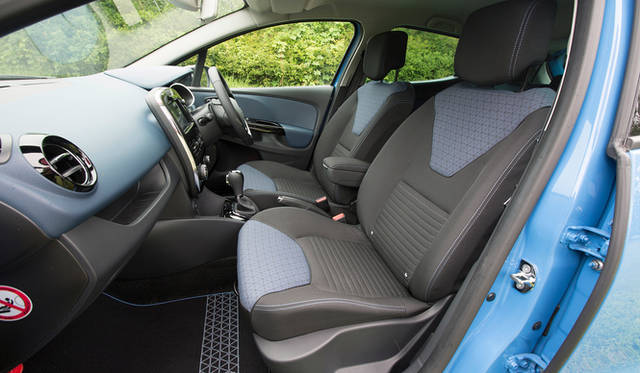 オプションの「パック・クルール」を選択すると、ボディカラーに応じた色をあしらったアルミホイールをはじめ、ダッシュボードやシートなどに特別なカラーリングがほどこされる