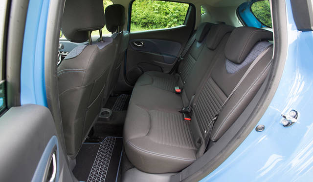 オプションの「パック・クルール」を選択すると、ボディカラーに応じた色をあしらったアルミホイールをはじめ、ダッシュボードやシートなどに特別なカラーリングがほどこされる