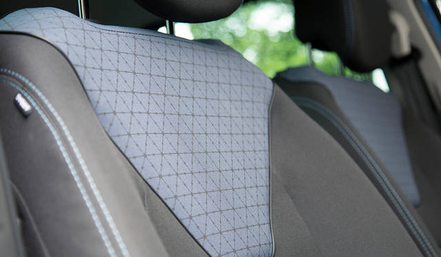 オプションの「パック・クルール」を選択すると、ボディカラーに応じた色をあしらったアルミホイールをはじめ、ダッシュボードやシートなどに特別なカラーリングがほどこされる