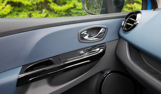 オプションの「パック・クルール」を選択すると、ボディカラーに応じた色をあしらったアルミホイールをはじめ、ダッシュボードやシートなどに特別なカラーリングがほどこされる