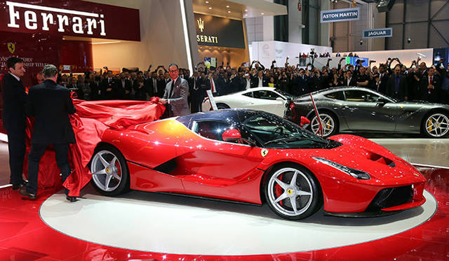 中央に座るのが、フェラーリの代表取締役（CEO）を務めるアメデオ・フェリーザ氏。左にフェラーリの会長、ルカ・ディ・モンテゼーモロ氏、そして右がフィアットグループ、およびクライスラーの最高経営責任者のセルジオ・マルキオンネ氏が並ぶ。今年3月に開催されたジュネーブショーのフェラーリブースにて