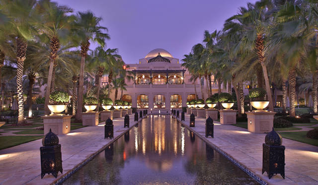 レストラン「セレブリティーズ」は、正面の1階に位置する