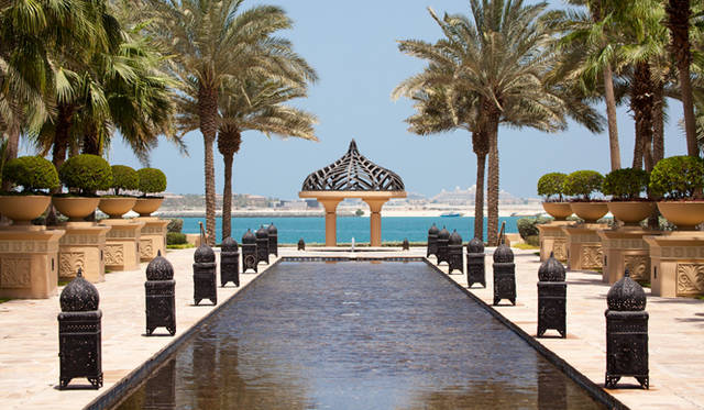 海の向こうにパーム・ジュメイラを臨む