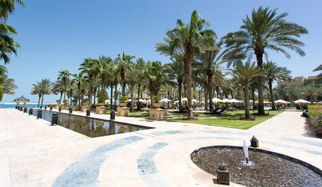 ザ・パレスの噴水の奥にはスイミングプール