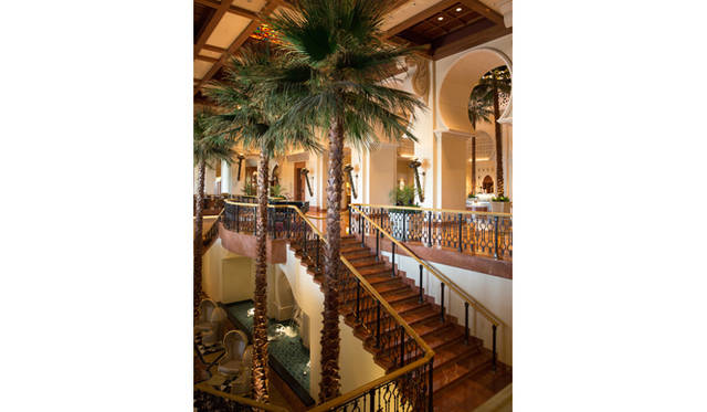 正面から入ると1階のロビーは、建物の2階部分に当たる